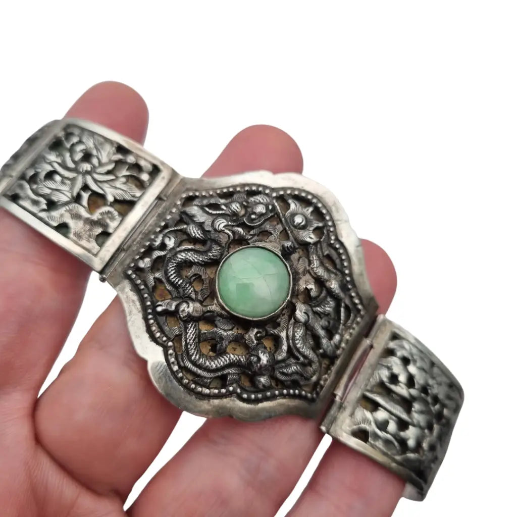 Pulsera antigua de plata firmada • jade verde central y dragones calados • Art