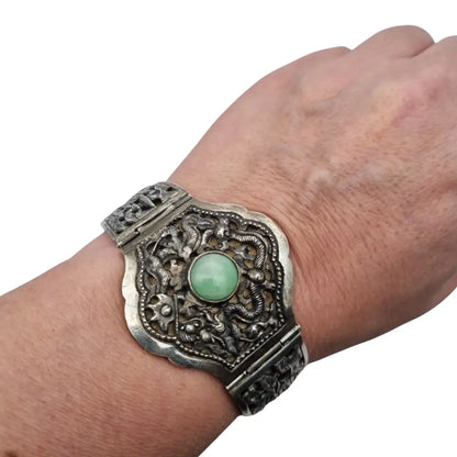 Pulsera antigua de plata firmada • jade verde central y dragones calados • Art