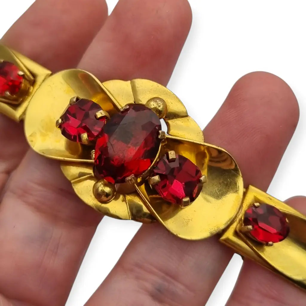 Pulsera Checoslovaca de metal Dorado con Cristales Rojos Circa 1910.