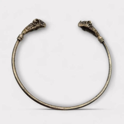 Pulsera de plata 900 con cabezas carnero en los extremos símbolo fuerza