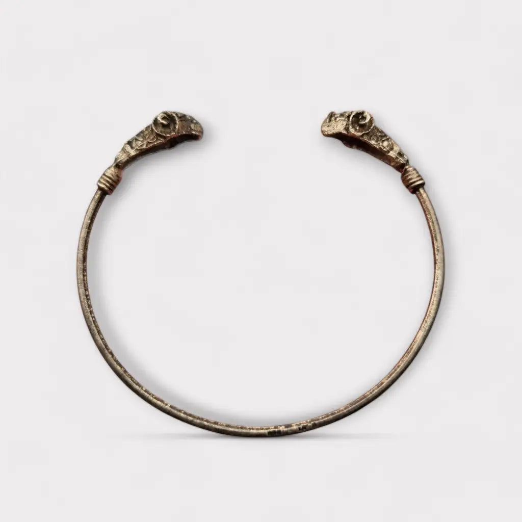 Pulsera de plata 900 con cabezas carnero en los extremos símbolo fuerza