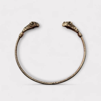 Pulsera de plata 900 con cabezas carnero en los extremos símbolo fuerza