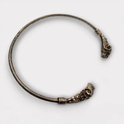 Pulsera de plata 900 con cabezas carnero en los extremos símbolo fuerza