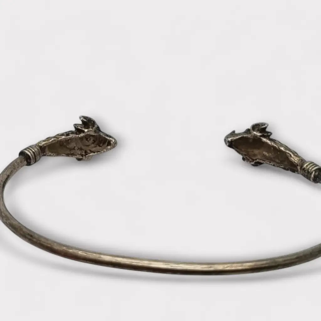 Pulsera de plata 900 con cabezas carnero en los extremos símbolo fuerza
