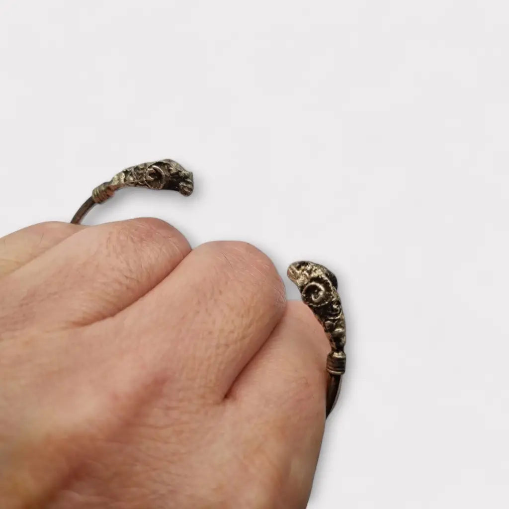 Pulsera de plata 900 con cabezas carnero en los extremos símbolo fuerza