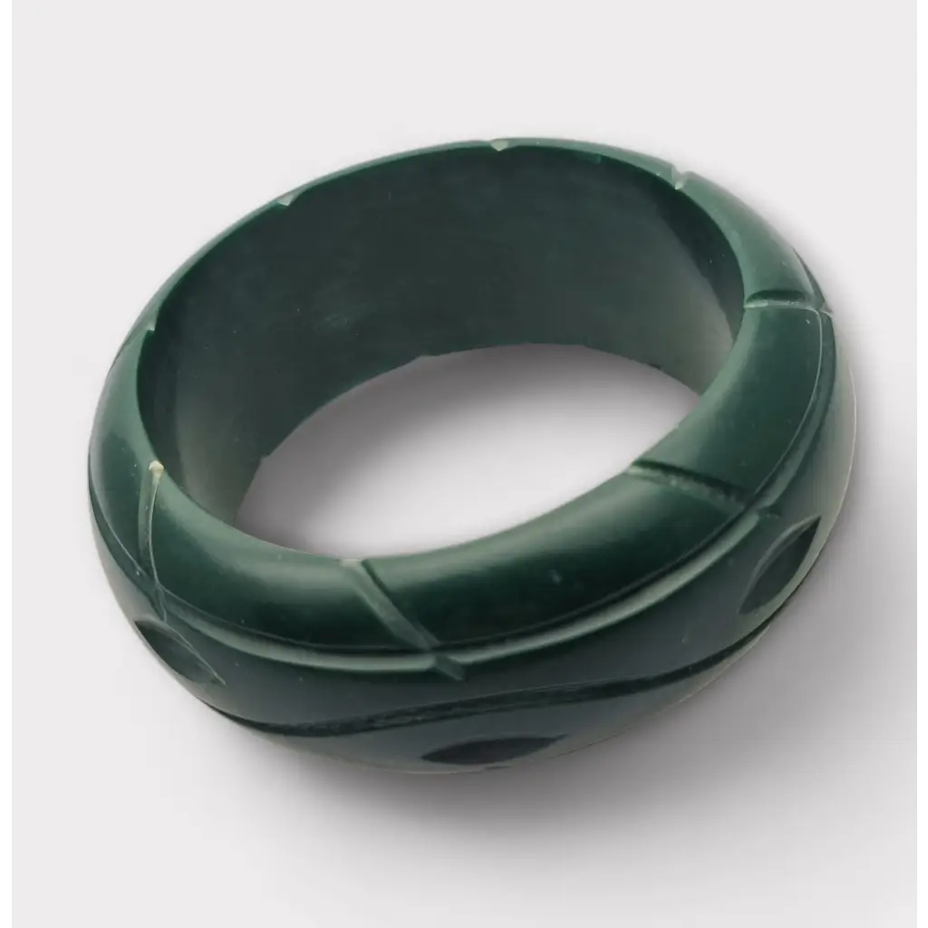 Pulsera rígida de plástico verde con forma irregular vanguardista años 80.