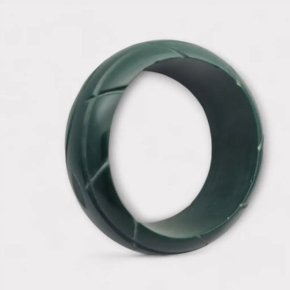 Pulsera rígida de plástico verde con forma irregular vanguardista años 80.