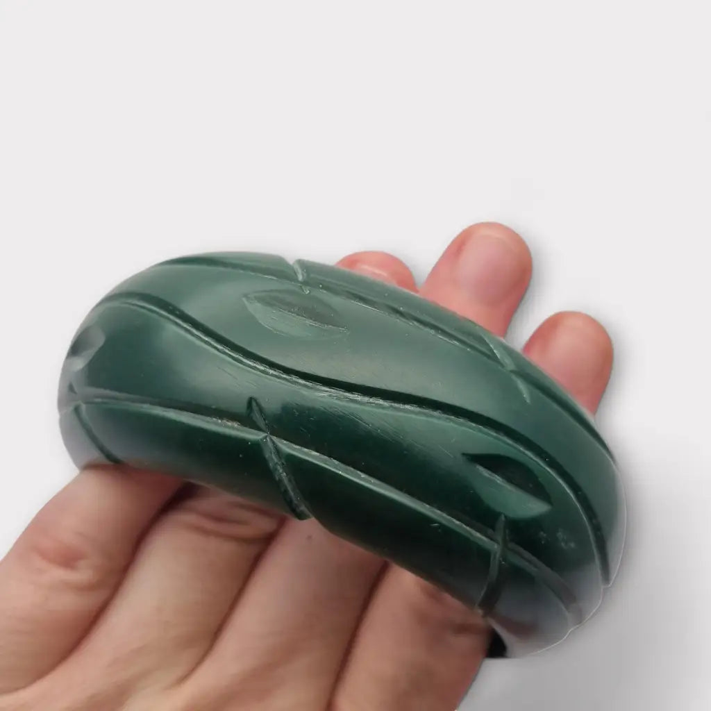 Pulsera rígida de plástico verde con forma irregular vanguardista años 80.