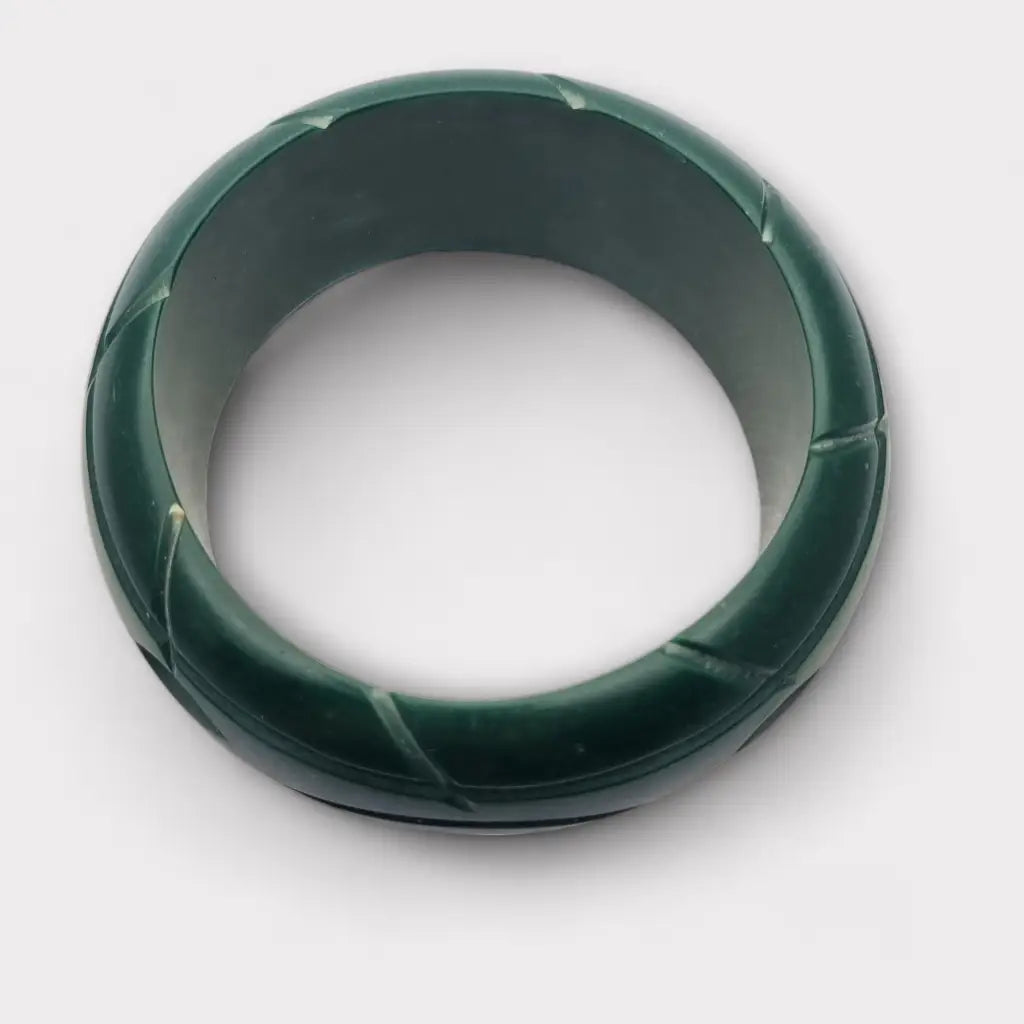 Pulsera rígida de plástico verde con forma irregular vanguardista años 80.