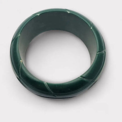 Pulsera rígida de plástico verde con forma irregular vanguardista años 80.