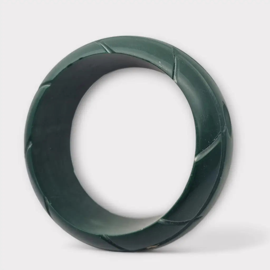 Pulsera rígida de plástico verde con forma irregular vanguardista años 80.