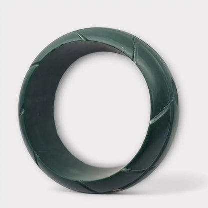 Pulsera rígida de plástico verde con forma irregular vanguardista años 80.