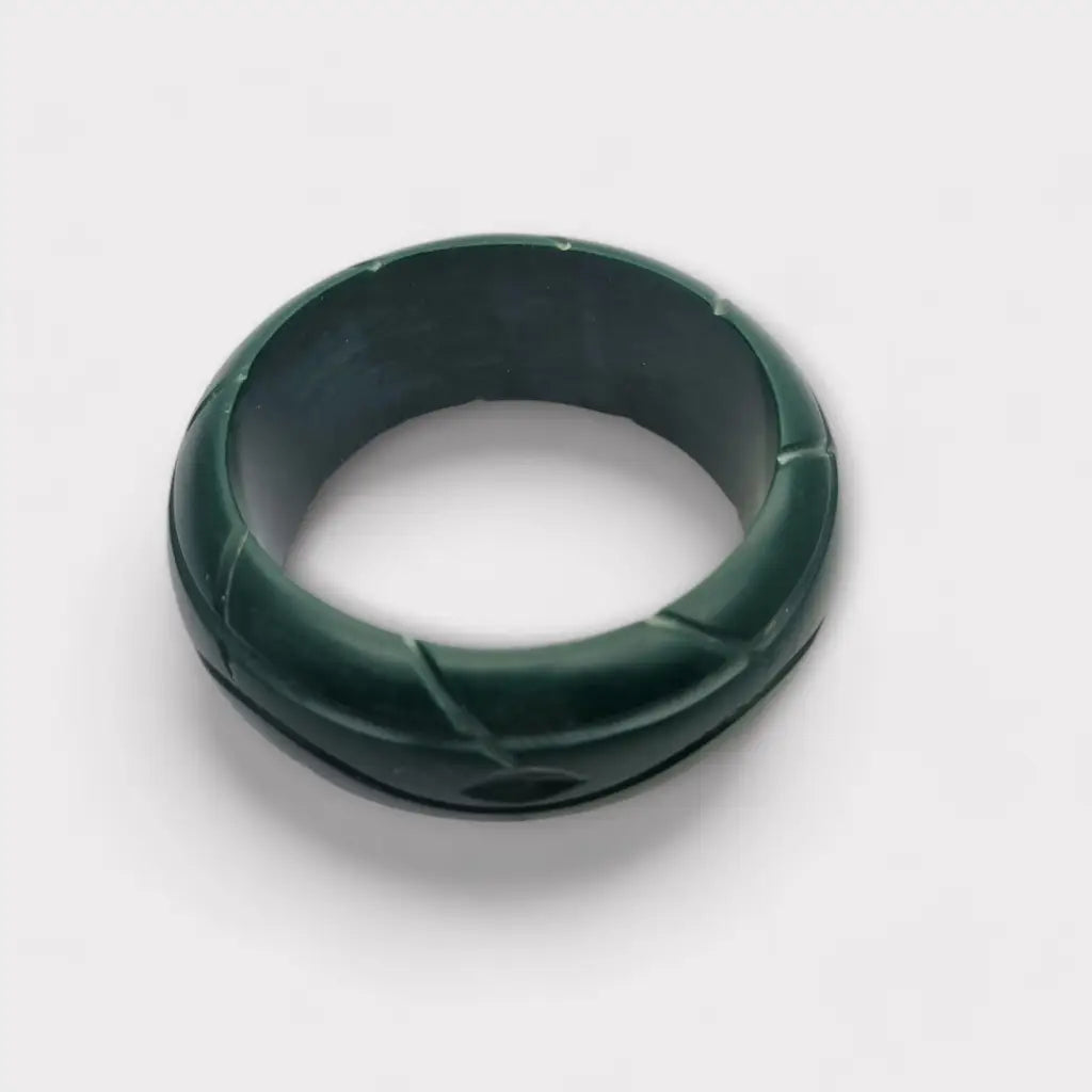 Pulsera rígida de plástico verde con forma irregular vanguardista años 80.