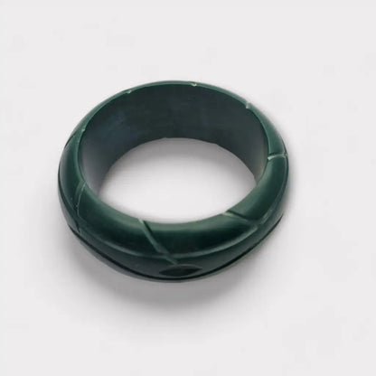 Pulsera rígida de plástico verde con forma irregular vanguardista años 80.