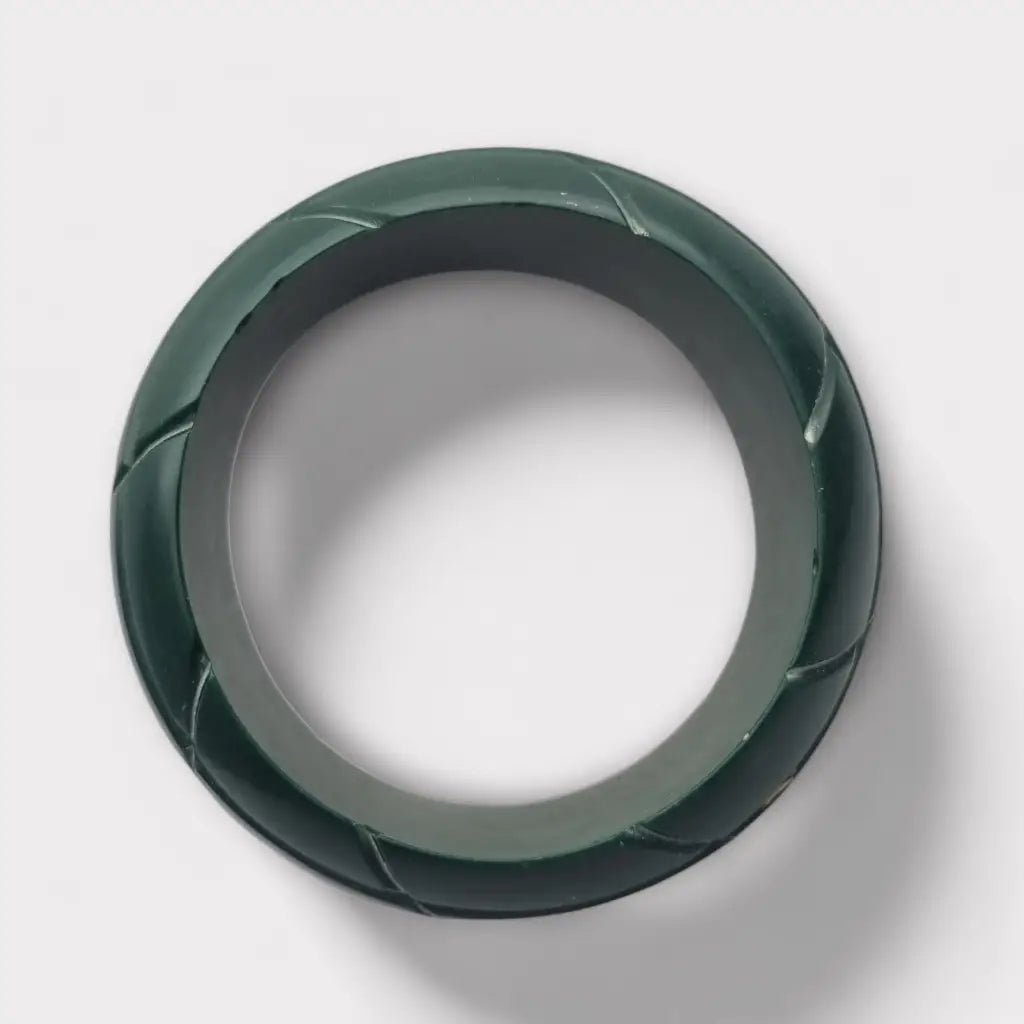 Pulsera rígida de plástico verde con forma irregular vanguardista años 80.