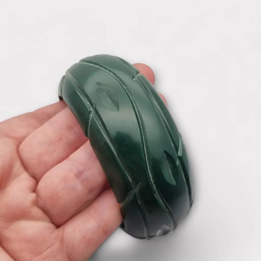 Pulsera rígida de plástico verde con forma irregular vanguardista años 80.