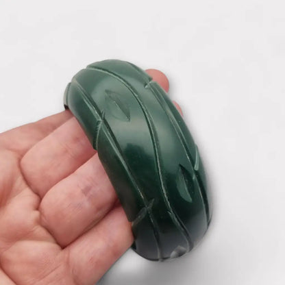 Pulsera rígida de plástico verde con forma irregular vanguardista años 80.