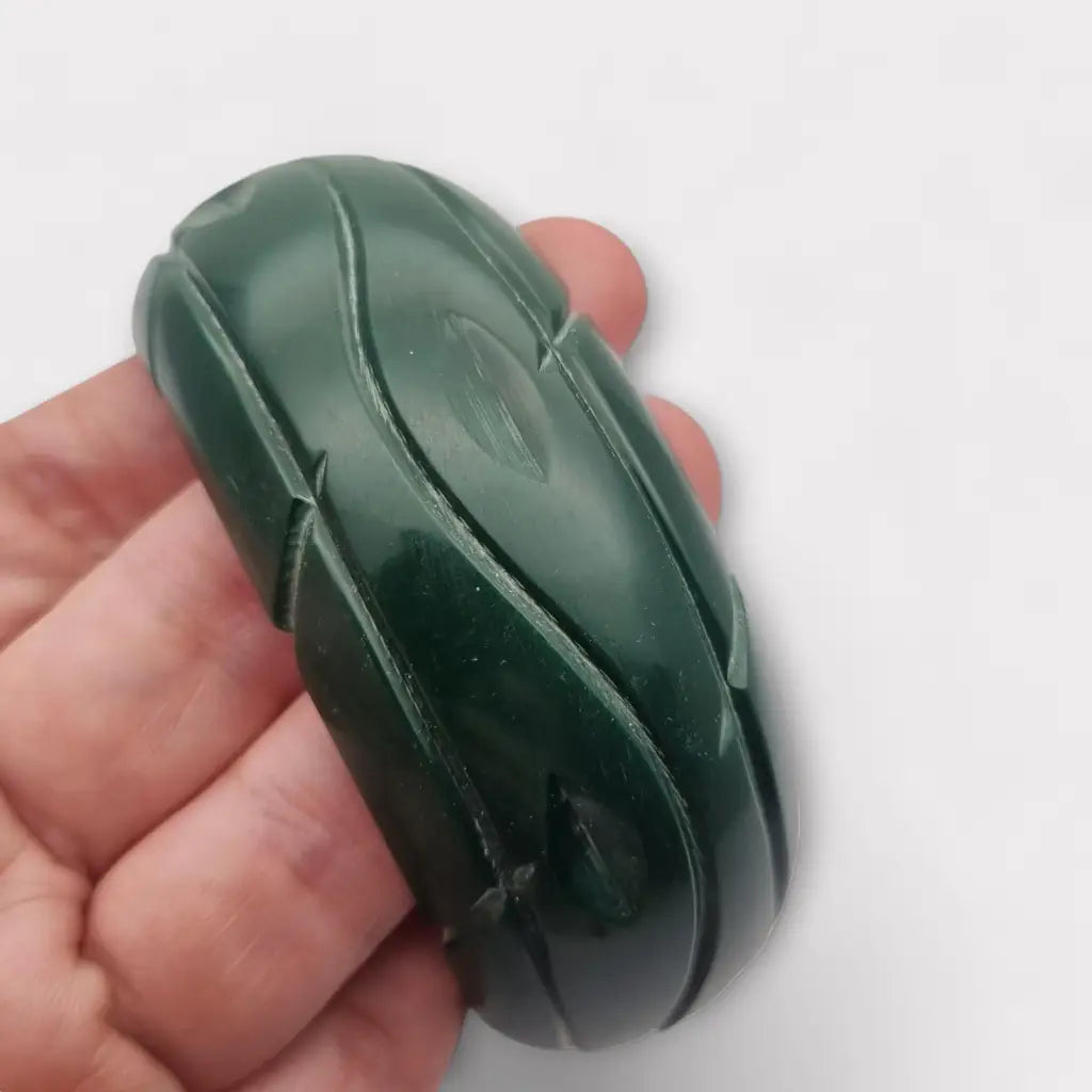 Pulsera rígida de plástico verde con forma irregular vanguardista años 80.