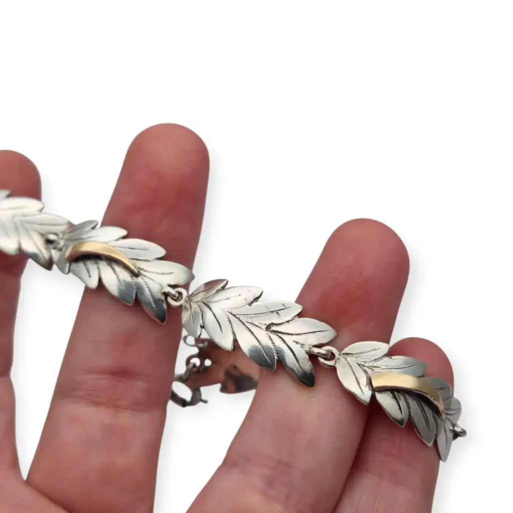 Pulsera vintage de plata y oro Art Decó tardío • Diseño hojas grabadas