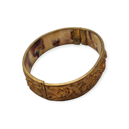 Pulsera vintage tono dorado con rosas en relieve estilo romántico circa