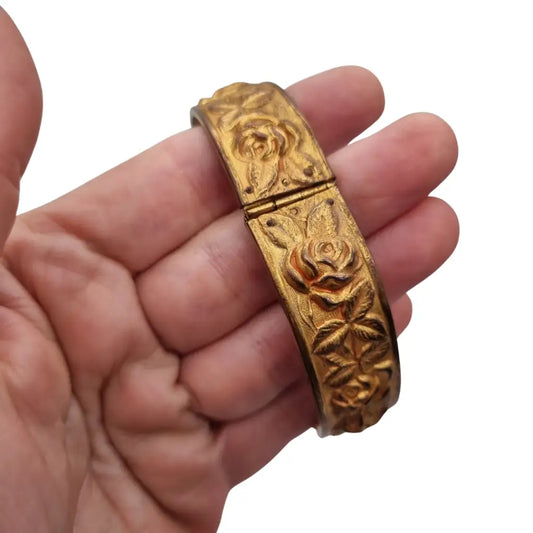Pulsera vintage tono dorado con rosas en relieve estilo romántico circa