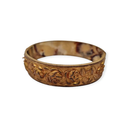 Pulsera vintage tono dorado con rosas en relieve estilo romántico circa