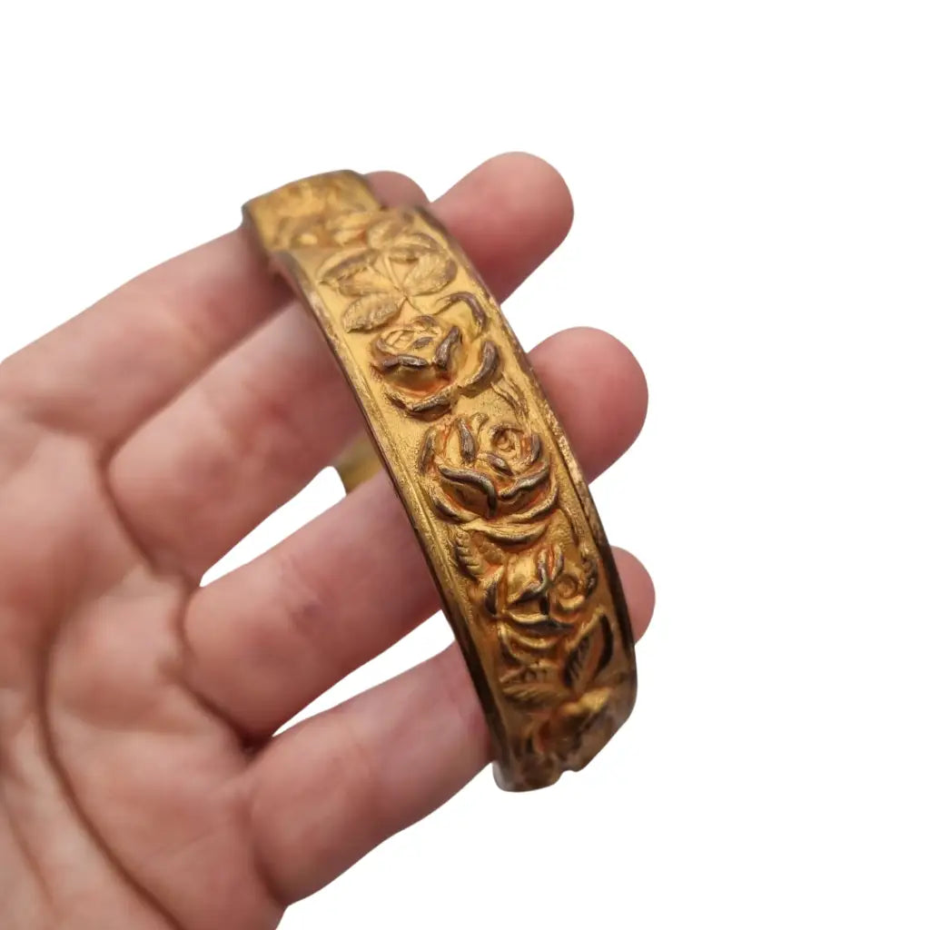 Pulsera vintage tono dorado con rosas en relieve estilo romántico circa