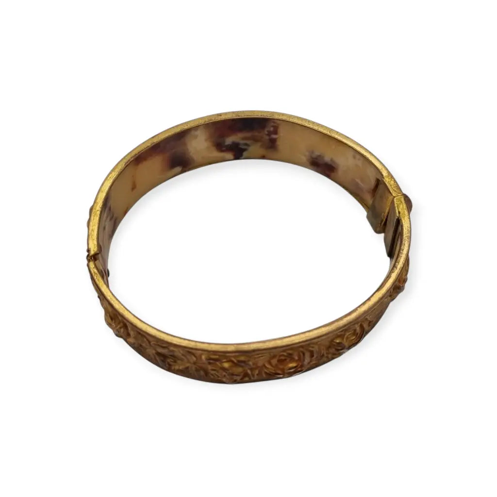 Pulsera vintage tono dorado con rosas en relieve estilo romántico circa