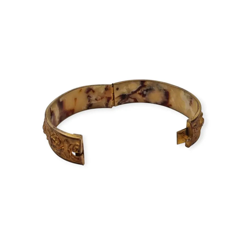 Pulsera vintage tono dorado con rosas en relieve estilo romántico circa