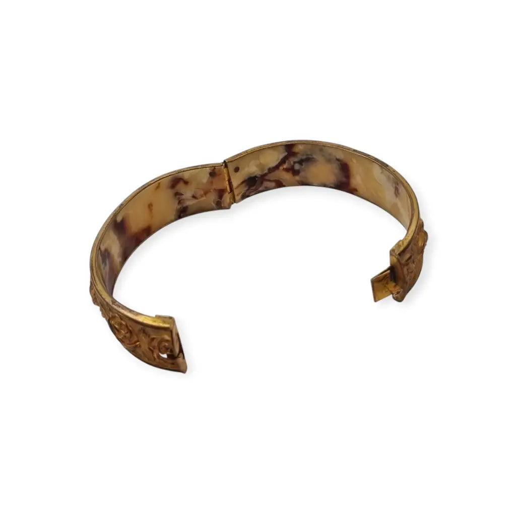 Pulsera vintage tono dorado con rosas en relieve estilo romántico circa