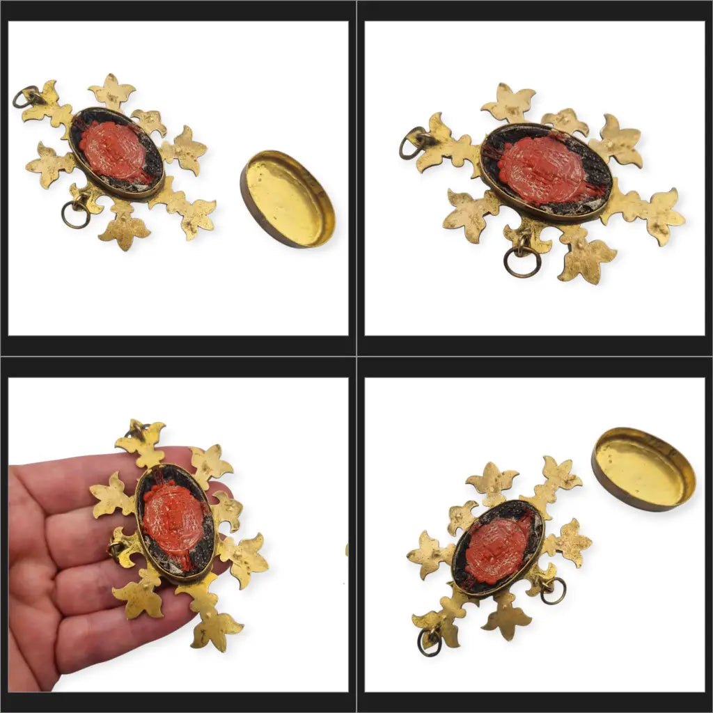 Relicario antiguo colgante con cinco reliquias selladas en metal dorado y gemas