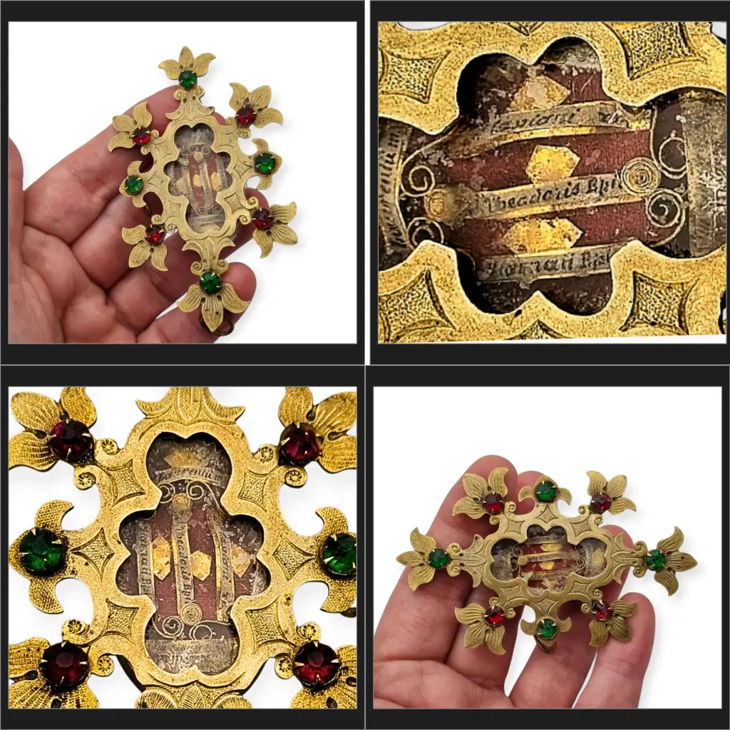 Relicario antiguo colgante con cinco reliquias selladas en metal dorado y gemas
