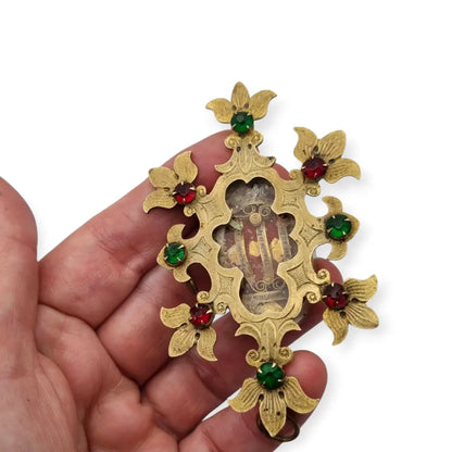Relicario antiguo colgante con cinco reliquias selladas en metal dorado y gemas