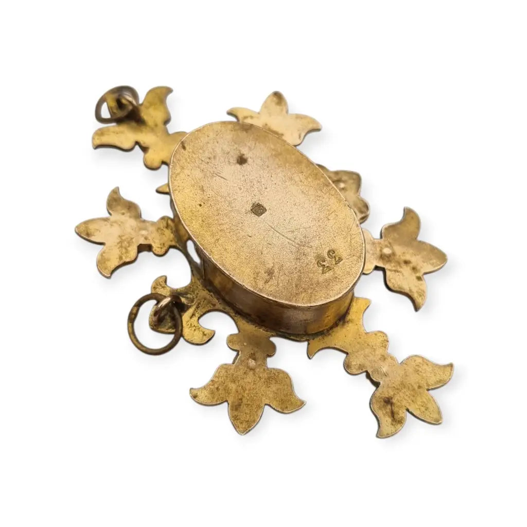 Relicario antiguo colgante con cinco reliquias selladas en metal dorado y gemas