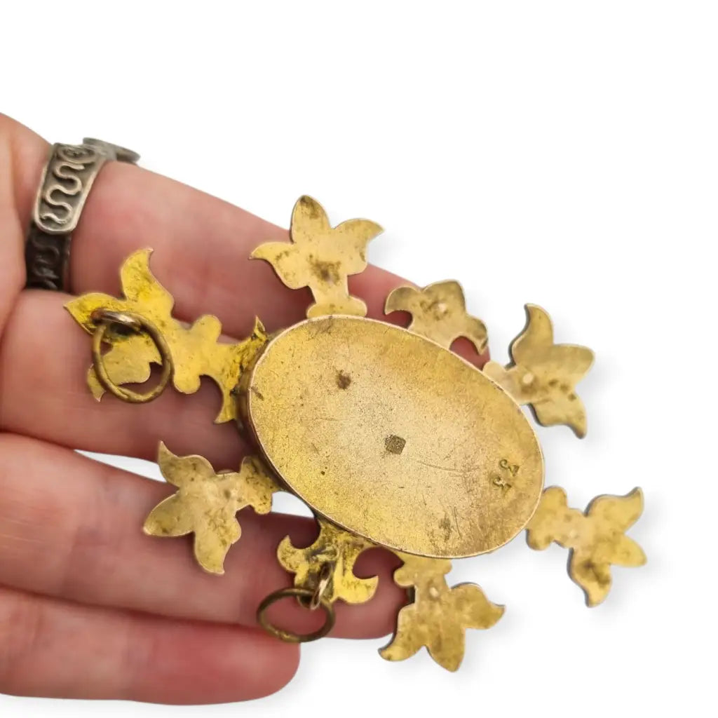 Relicario antiguo colgante con cinco reliquias selladas en metal dorado y gemas