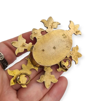 Relicario antiguo colgante con cinco reliquias selladas en metal dorado y gemas