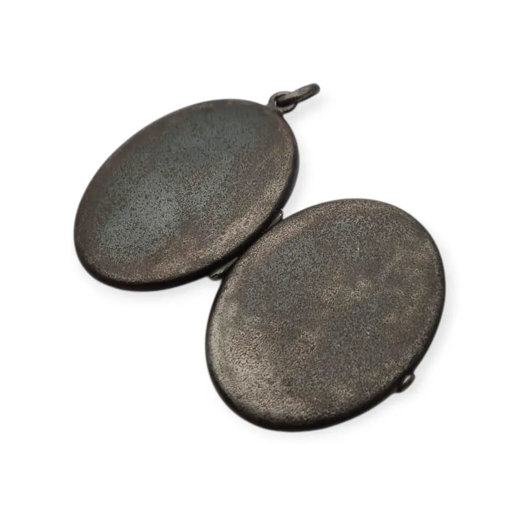 Relicario antiguo Guardapelo ovalado en metal oscuro Victoriano