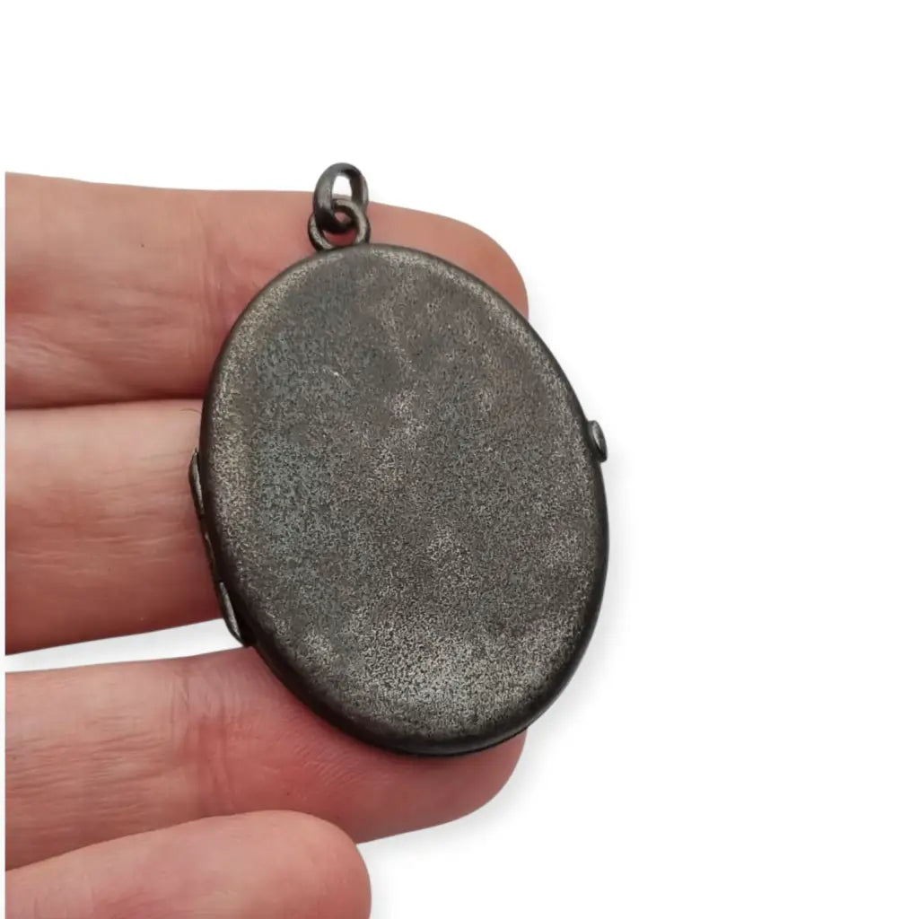 Relicario antiguo Guardapelo ovalado en metal oscuro Victoriano