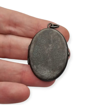 Relicario antiguo Guardapelo ovalado en metal oscuro Victoriano