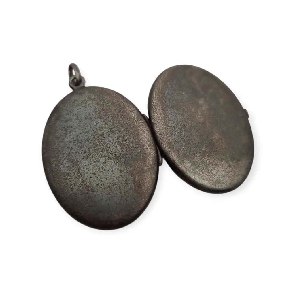 Relicario antiguo Guardapelo ovalado en metal oscuro Victoriano