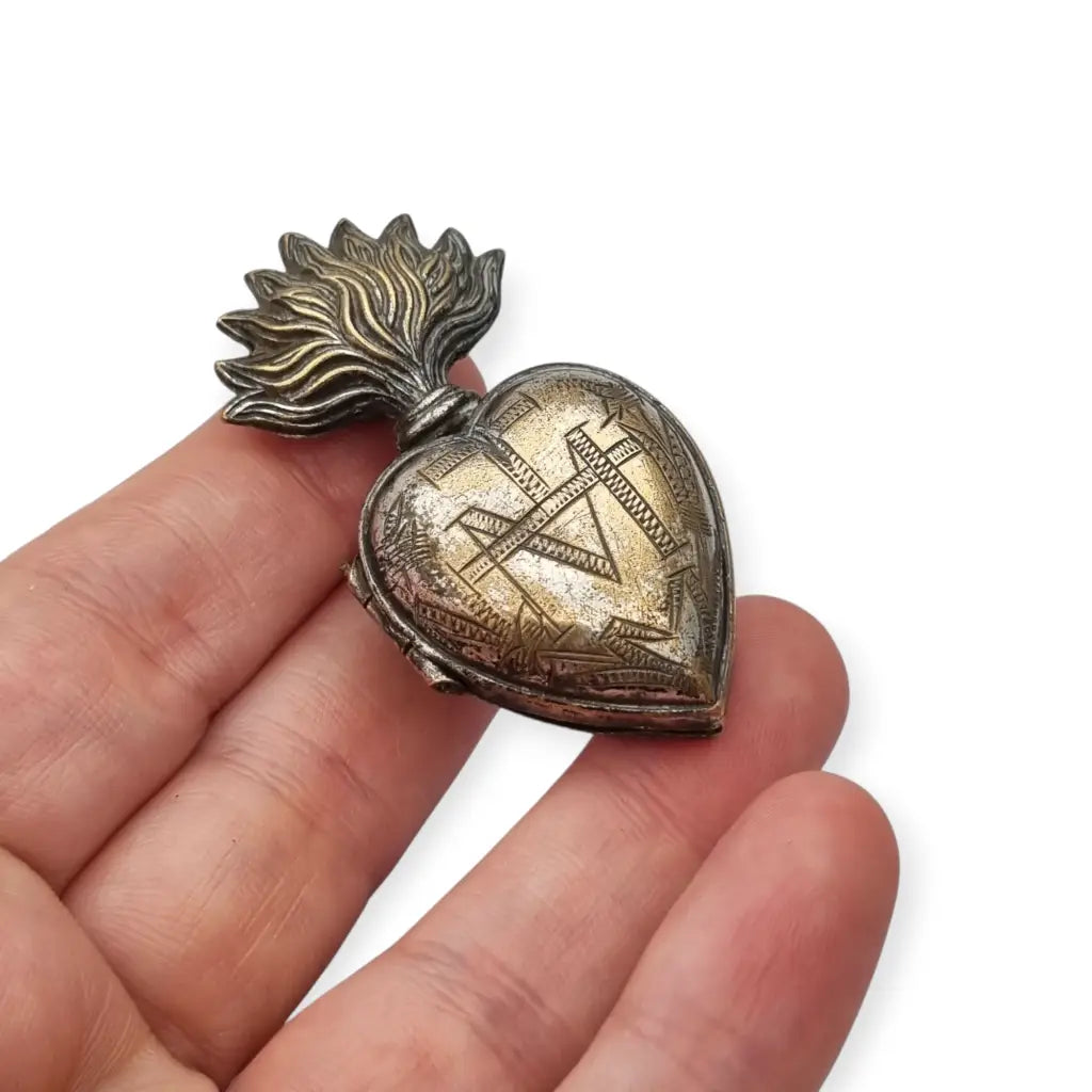 Relicario Sagrado Corazón antiguo en metal plateado grabado con llamas Francia
