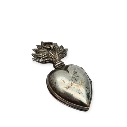 Relicario Sagrado Corazón antiguo en metal plateado grabado con llamas Francia