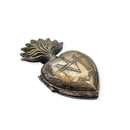 Relicario Sagrado Corazón antiguo en metal plateado grabado con llamas Francia