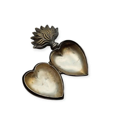 Relicario Sagrado Corazón antiguo en metal plateado grabado con llamas Francia