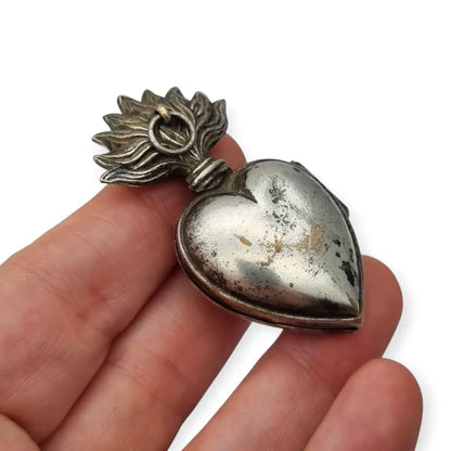Relicario Sagrado Corazón antiguo en metal plateado grabado con llamas Francia