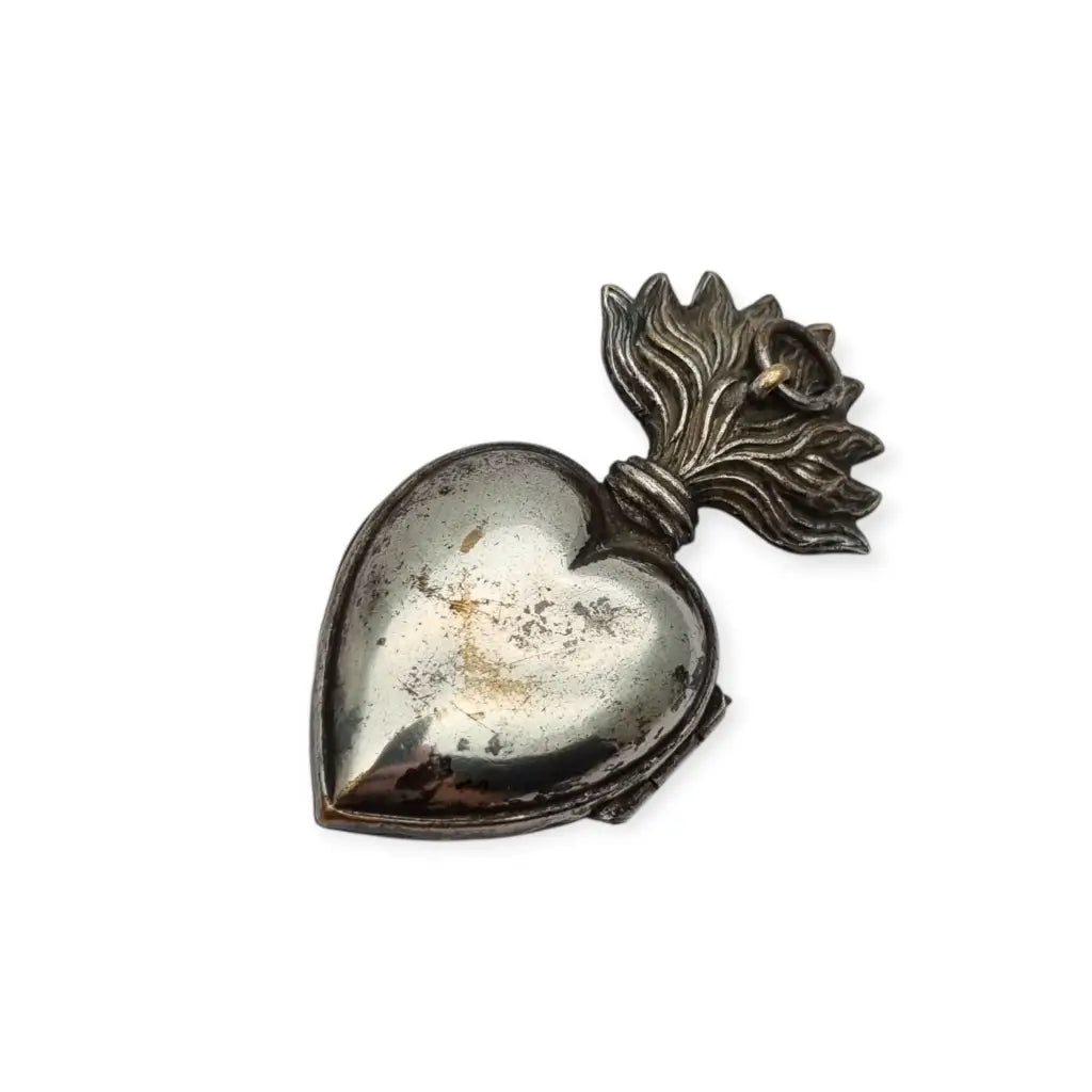 Relicario Sagrado Corazón antiguo en metal plateado grabado con llamas Francia