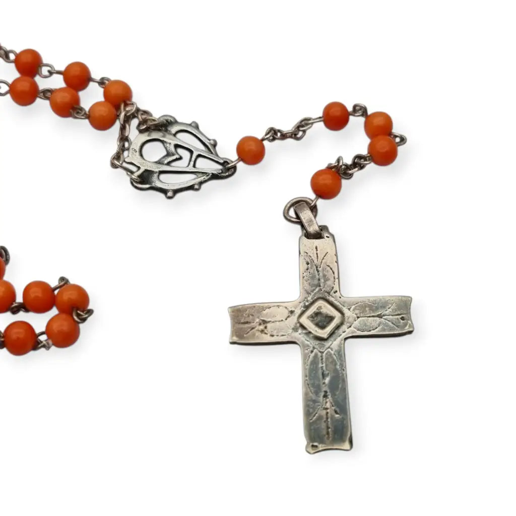 Rosario en plata con cuentas de coral rojo cruz estilizada artesanal estilo