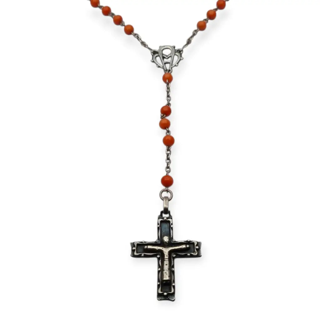 Rosario en plata con cuentas de coral rojo cruz estilizada artesanal estilo