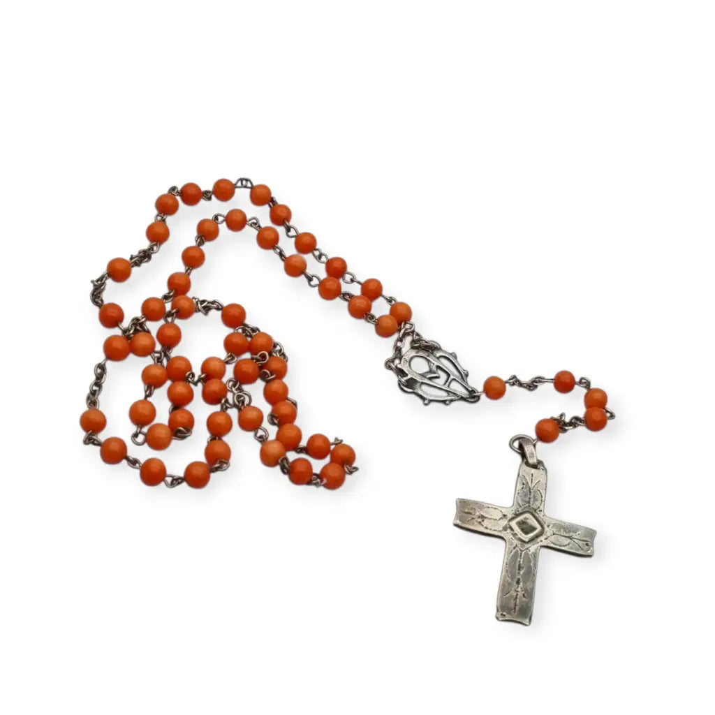 Rosario en plata con cuentas de coral rojo cruz estilizada artesanal estilo