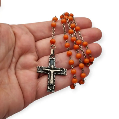 Rosario en plata con cuentas de coral rojo cruz estilizada artesanal estilo